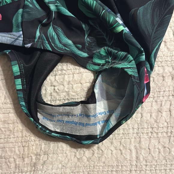 Women’s One Piece Swimsuit with V-Neckline and Ruching - Picture 3 of 4